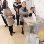 Многодетная семья пришла на избирательный участок