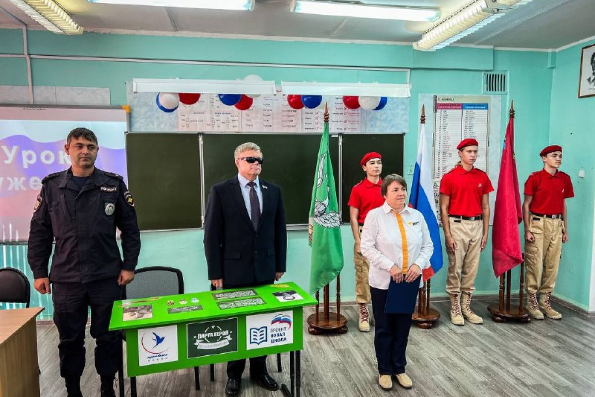 Депутат Мособлдумы Владимир Вшивцев вместе с участником СВО провел урок мужества для учащихся Муриковской школы