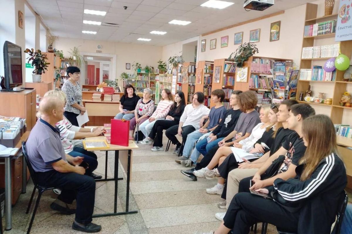 В саратовской библиотеке активистами партии «Единая Россия» проведен урок мужества
