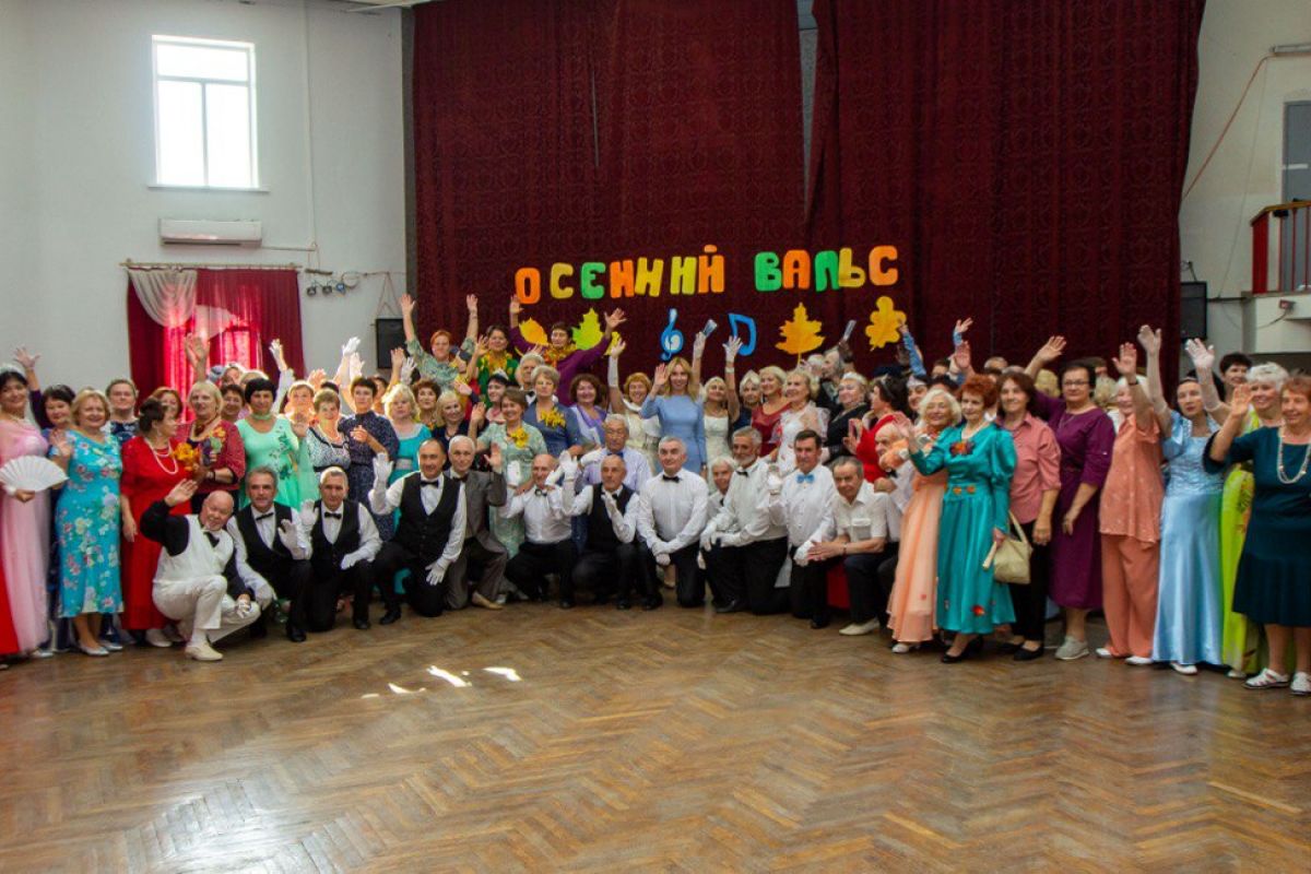 При содействии «Единой России» в Воронеже прошел бал для пожилых «Осенний вальс»
