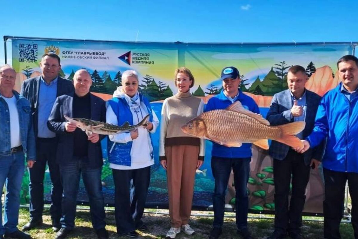 В  Снежинске рамках партпроекта «Защита животного мира» прошла акция по зарыблению Синары на северном берегу озера