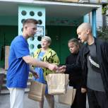 Волонтеры «Единой России» вручили канцелярские товары многодетной семье из Тулы
