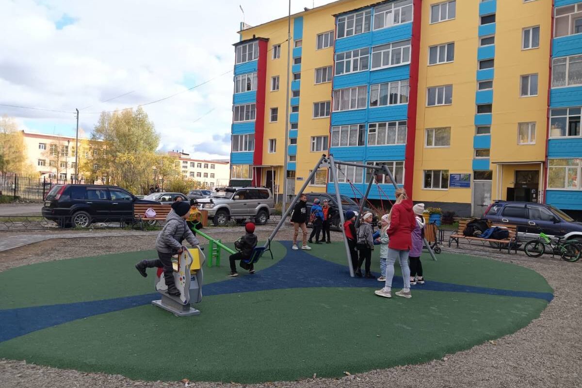 Обновленную дворовую территорию в поселке Палатка Хасынского округа сдали  досрочно