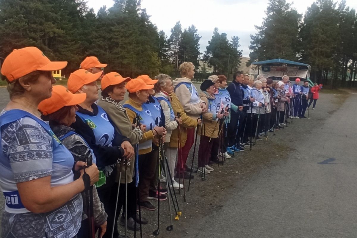 В Верхнем Уфалее «Старшее поколение» провело соревнования по скандинавской ходьбе