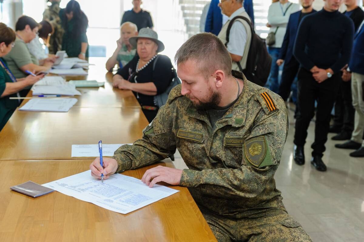 Денис Мирошниченко: Победа партии в ЛНР на выборах в Народный Совет и  муниципальные органы власти – это результат работы большой команды «Единой  России»