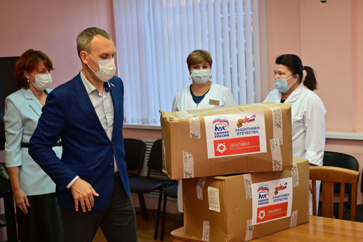 В Великолукскую межрайонную больницу переданы медицинские маски