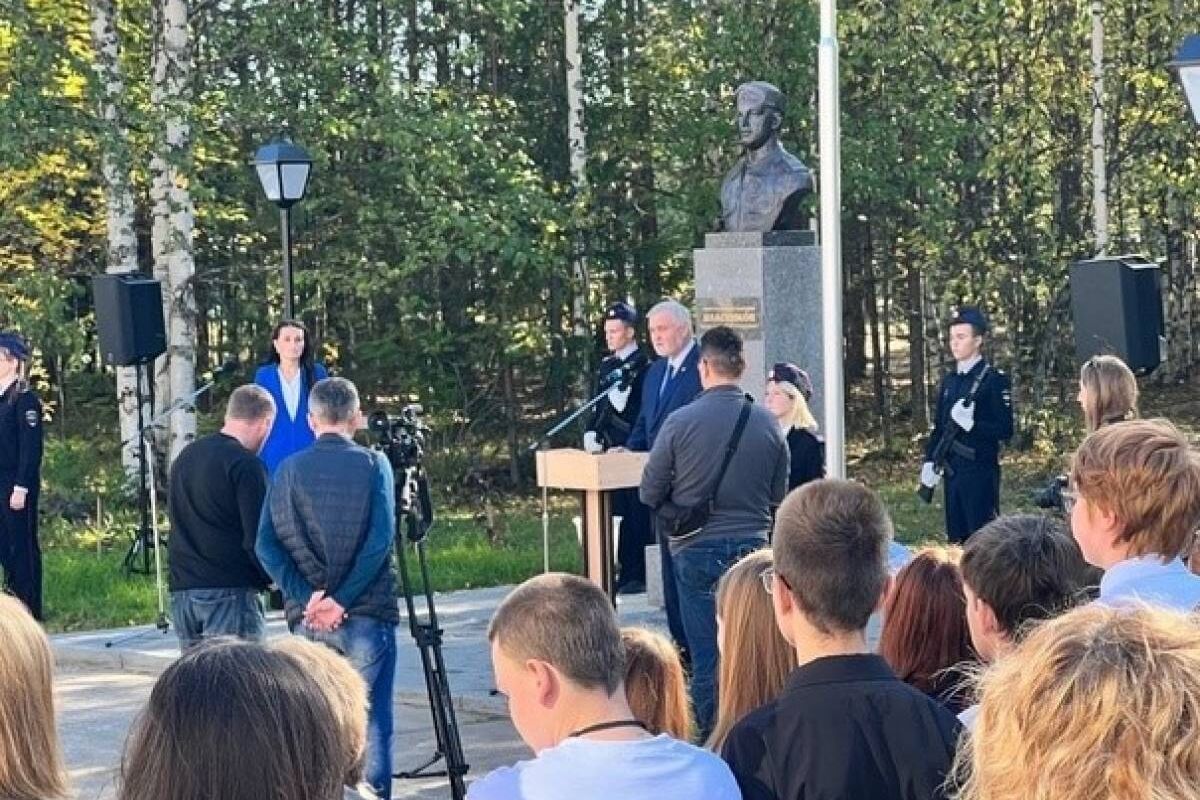 В посёлке Благоево Удорского района открыли памятник Герою России Александру Власенкову