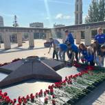 Молодогвардейцы возложили цветы к Вечному огню в рамках Всероссийской эстафеты «Россия – страна героев»