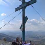 Общественная приемная «Единой России» в Карабаше организовала для школьников пеший поход к Поклонному кресту на Лысой горе