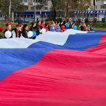 В Биробиджане «Единая Россия» организовала флешмоб в честь годовщины воссоединения новых регионов с РФ