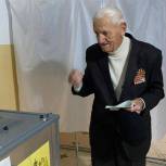Ветераны, участники СВО, молодожёны: в регионах продолжается голосование на региональных выборах