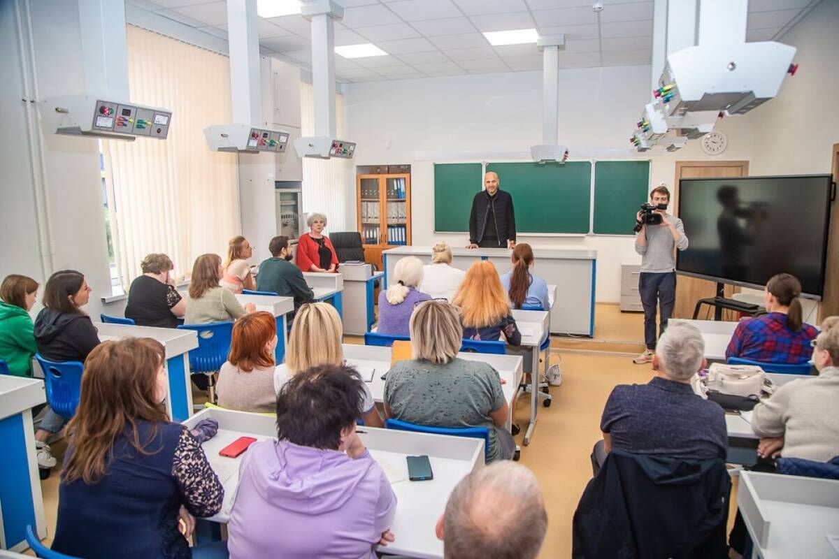 Подготовку к учебному году обсудил Дмитрий Голубков с коллективом  Новогородковской школы