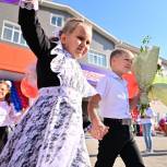 Активисты «Единой России» поздравили учеников, учителей и родителей с началом учебного года
