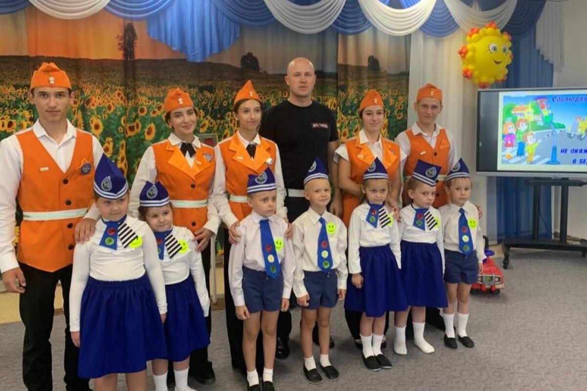 Юные инспекторы движения приняли в отряд ЮПИД команду дошкольников в Батайске