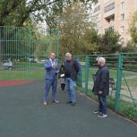 Депутаты Балашихи проверили ремонт спортплощадки на улице Пушкина в Железнодорожном