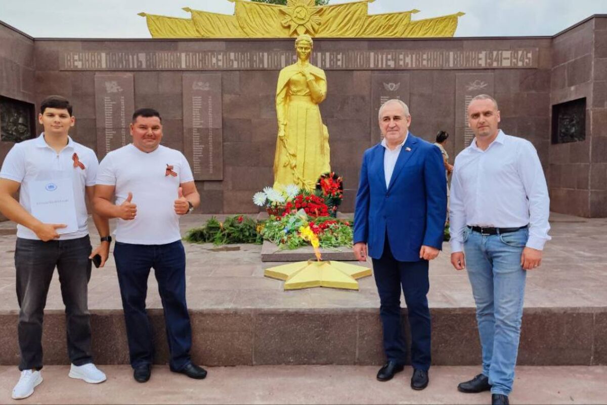 Впервые за десятилетие в Камышеватом ДНР загорелся Вечный огонь. Вице-спикер Госдумы Сергей Неверов побывал на открытии мемориала после реконструкции