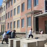 "Партийный десант" проверил ход строительства школы в Сунже
