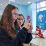 «Единая Россия» организовала в Омске мастер-класс по мобильной видеосъёмке для школьников из Луганска
