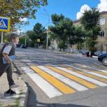 Депутаты от «Единой России» установили макеты «шагающих школьников» у пешеходного перехода одной из столичных школ