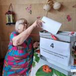 Колымские избиратели получают помощь на  участках для голосования