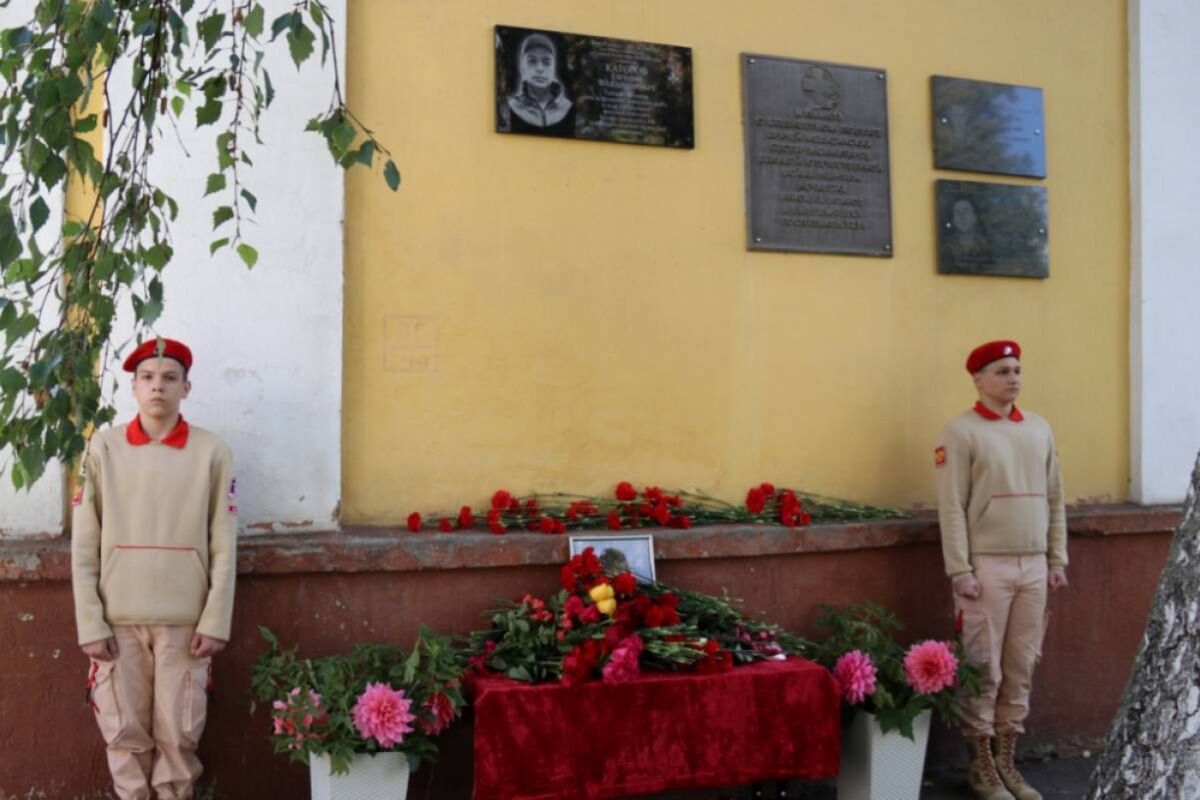 В рязанской школе при содействии «Единой России» установили мемориальную доску в честь участника СВО