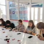 В Ханты-Мансийске активистки «Женского движения» сплели браслеты для участниц партийной акции