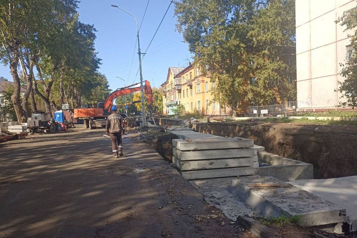 Денис Сазонтов проверил ход работ по замене магистральных трубопроводов на теплосетях в Металлургическом районе