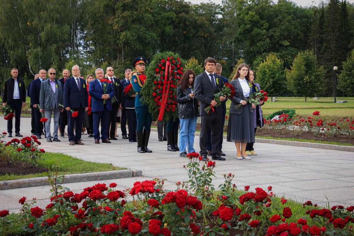 «Склоняем головы перед теми, кто ценой своей жизни преградил путь врагу»: петербургские единороссы почтили память жителей и защитников блокадного Ленинграда