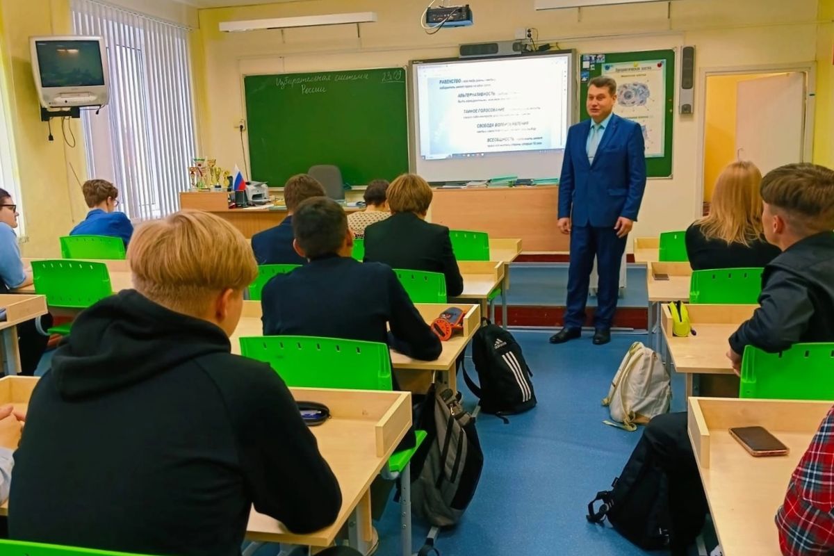 Александр Бугайчук провел беседу со школьниками