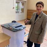 Депутаты Госдумы и Законодательного Собрания принимают участие в голосовании
