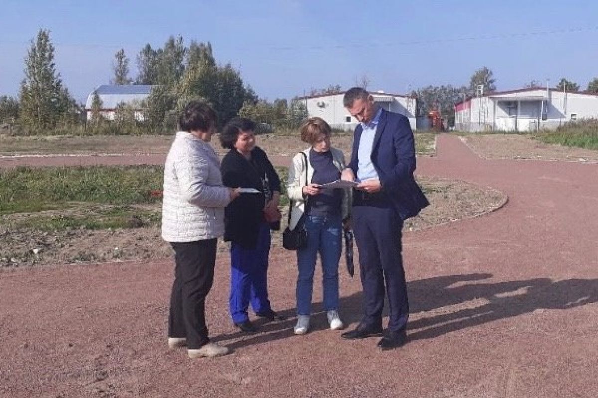 Партдесант в Чудово принял работы второго этапа благоустройства сквера