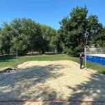 На территории школы №51 установили новую площадку для пляжного волейбола