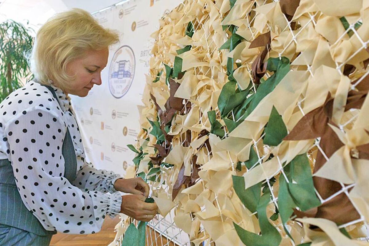 В Вятском ГАТУ плетут маскировочные сети для солдат на передовой