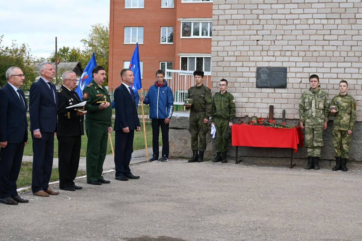 При поддержке «Единой России» в школе Оренбургской области установили  мемориальную доску