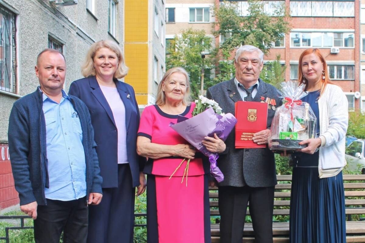 В Советском районе поздравили семью с 60-летней годовщиной семейной жизни