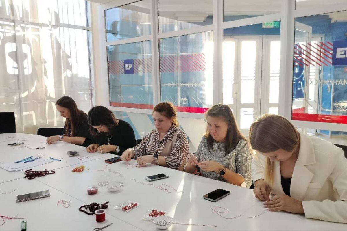 В Ханты-Мансийске активистки «Женского движения» сплели браслеты для участниц партийной акции