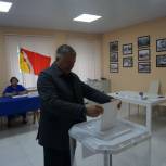 Депутаты «Единой России» принимают участие в голосовании на выборах-2023