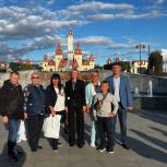 Единороссы юга Москвы подарили волонтерам из Мариуполя билеты в тематический парк «Остров мечты»