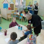 Единороссы Ямала поздравили воспитателей детских садов с Днём дошкольного работника