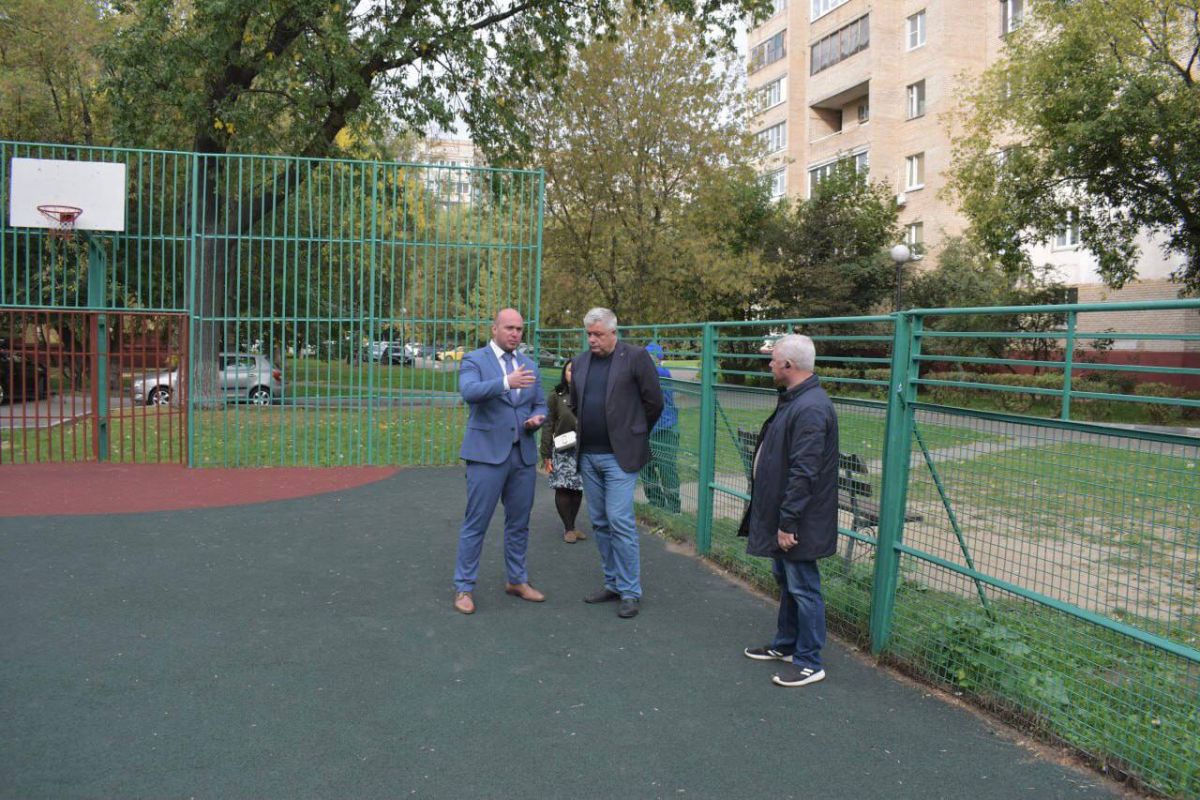 Депутаты Балашихи проверили ремонт спортплощадки на улице Пушкина в Железнодорожном
