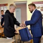 Депутат Сергей Копытин передал туристические рюкзаки поисковому отряду «Буревестник»