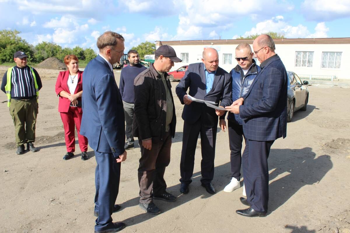 Увельский район: Центральная часть села Петровское «одевается» в асфальт