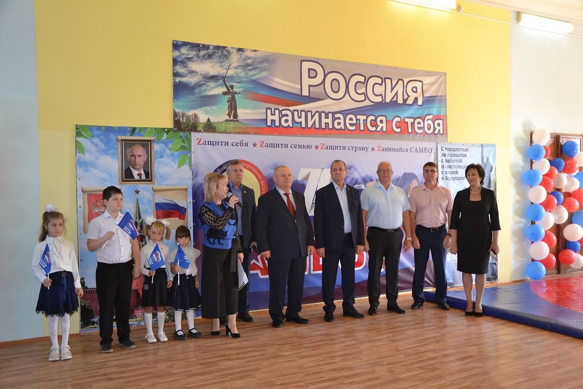 В рамках партийного проекта «Zа самбо» Приморской школе Быковского района передали новый ковер для занятий
