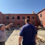 Партийный лидер Предгорья проверил ход строительных работ сада-школы в селе Свобода