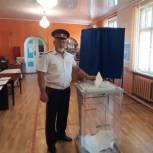 От ветеранов до молодожёнов: в регионах жители активно голосуют на избирательных участках