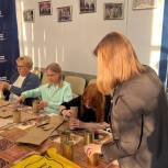 Партийцы Воскресенска организовали мастер-класс по изготовлению блиндажных свечей для участников СВО