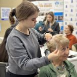 Мастер-класс по макияжу и укладке волос для людей старшего поколения прошел в Штабе общественной поддержки