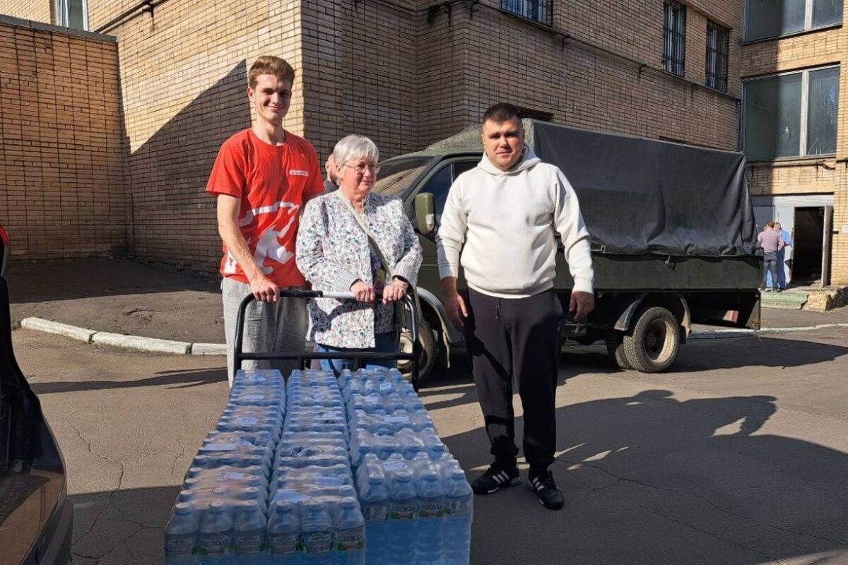 Активисты «Единой России» ЮВАО привезли в военный госпиталь около тонны воды