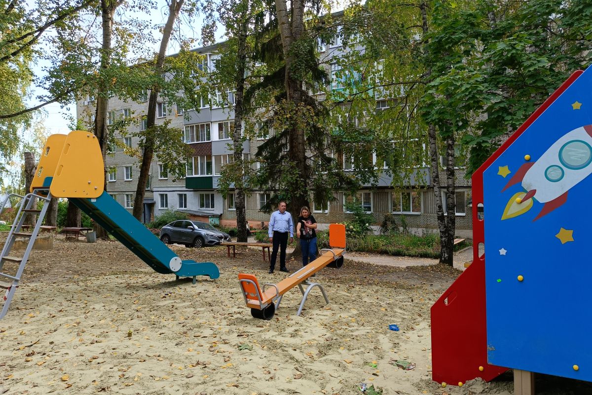 Денис Желиховский оказал содействие в установке нового оборудования для детей и взрослых на игровой площадке