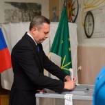 Мэр Майкопа проголосовал на избирательном участке № 136 вместе с супругой